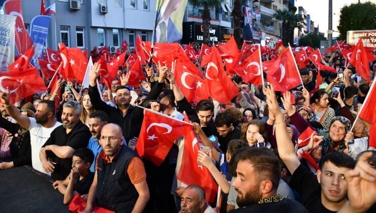 KİRAZLI MEYDANINDA SEÇİM KUTLAMASI