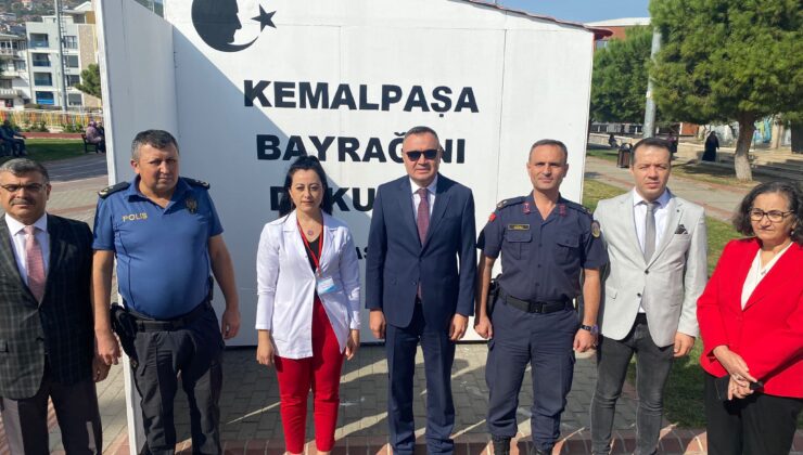 ❝KEMALPAŞA BAYRAĞINI DOKUYOR❞