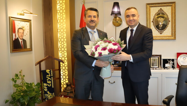 GALİP ATAR, KEMALPAŞA KAYMAKAMI MUSA SARI’YI 10 OCAK İDARECİLER GÜNÜ’NDE ZİYARET EDEREK KUTLADI