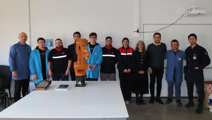 KOSBİ MTAL ÖĞRENCİLERİ ROBOTLARINA KAVUŞTU