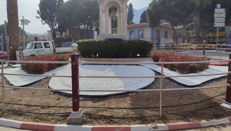 REFÜJ VE KAVŞAKLARDAKİ AFİŞLER TOPLANIYOR