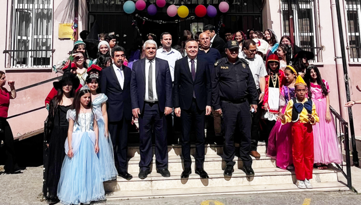 “CUMHURİYET ORTAOKULU’NDA RENKLİ KİTAP FESTİVALİ”